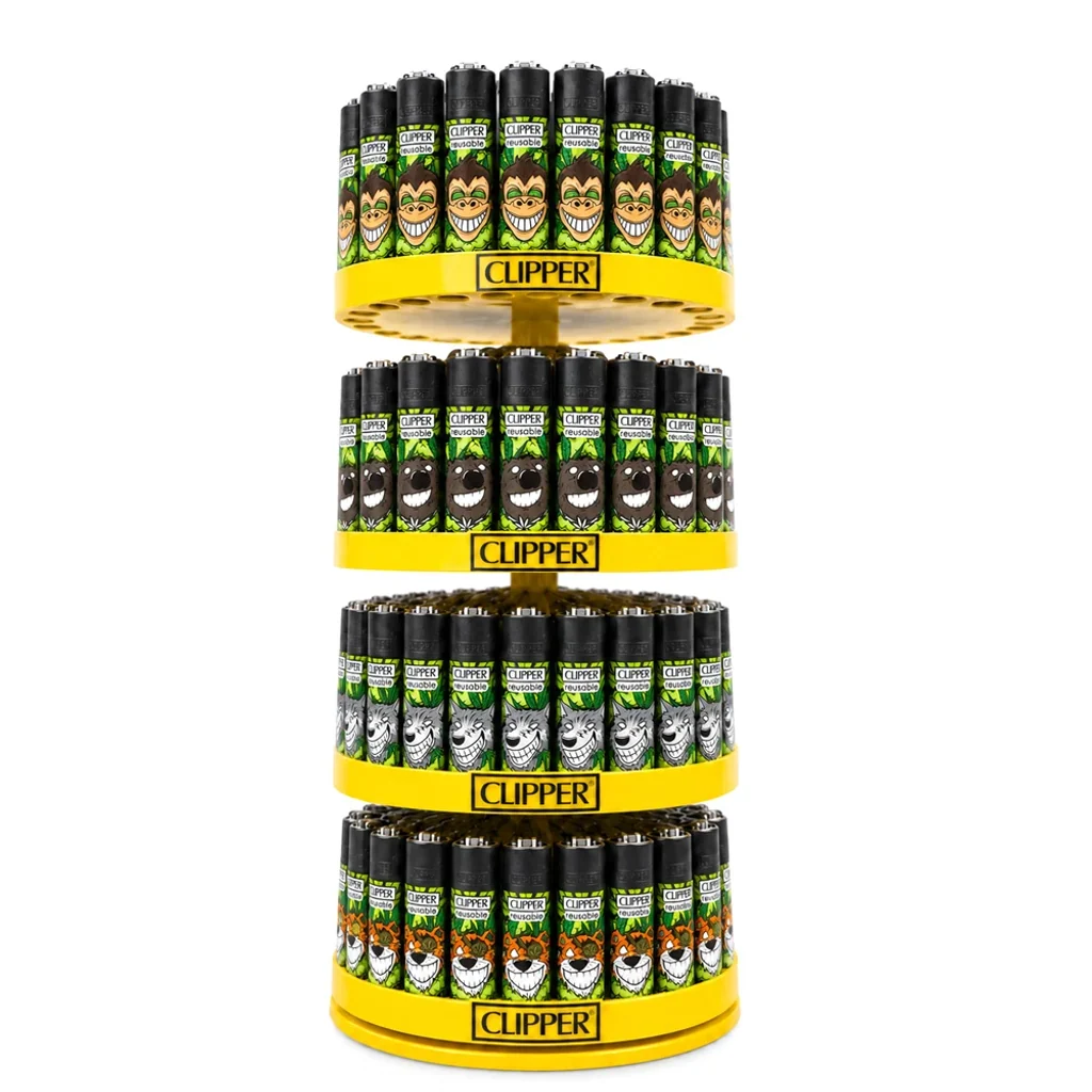 Expositor Clipper de varios niveles con bandejas amarillas y mecheros de tapa negra decorados con caras de animales y motivos verdes. Expositor Clipper de varios niveles con bandejas amarillas y mecheros de tapa negra decorados con caras de animales y motivos verdes.