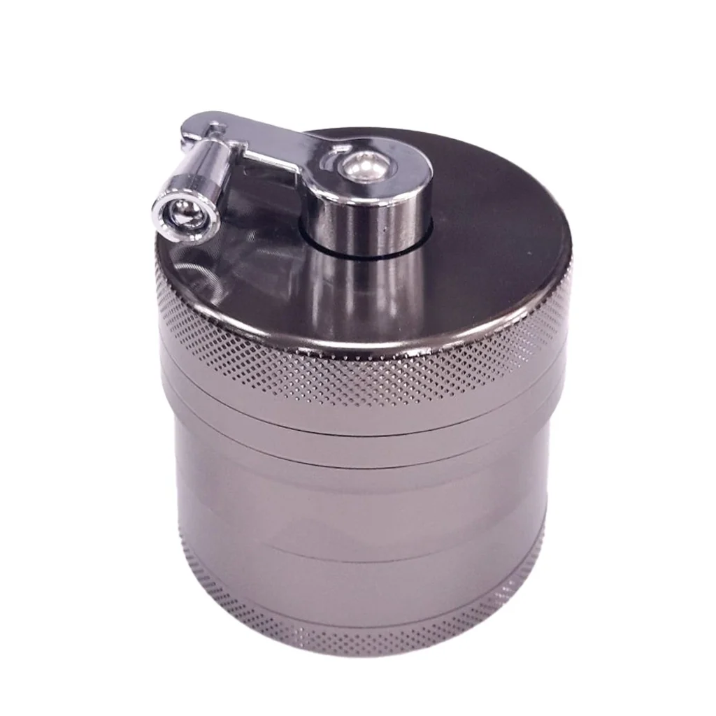 Grinder cilíndrico plateado con manivela plegada sobre la tapa, cuerpo dividido en secciones y bordes de textura estriada.