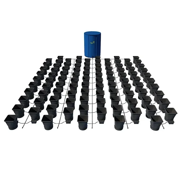 Pot System XL 100 Autopot con varias macetas negras dispuestas en filas, conectadas por tubos a un depósito azul al fondo.