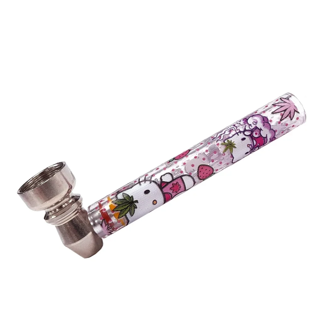 Pipa en diagonal con cazoleta metálica y tubo decorado con personajes blancos, fresas y hojas verdes sobre un fondo rosa.
