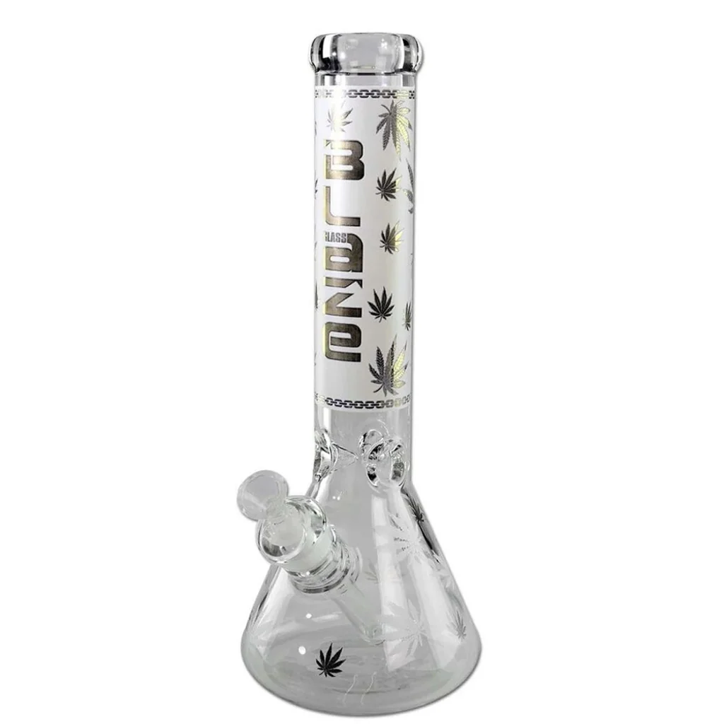 Bong transparente de base ancha y cuello largo, con cazoleta lateral, letras doradas y dibujos de hojas de cannabis sobre fondo blanco.