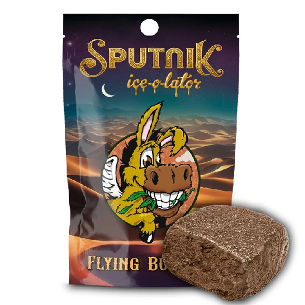 Bloque marrón de hash Flying Burrito ante una bolsa Sputnik Ice-O-Lator, decorada con un burro sonriente y un paisaje de dunas.