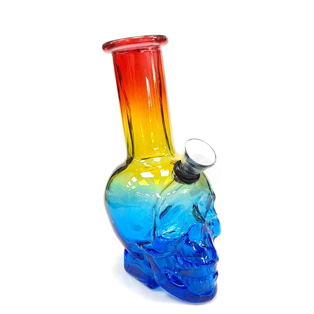 Bong Rainbow Skull con base en forma de calavera azul, cuello largo en degradado amarillo y rojo y cazoleta lateral transparente.