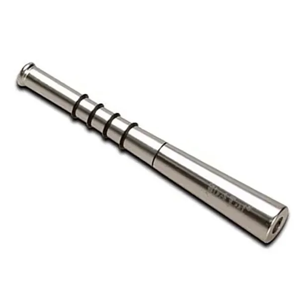 Pipa Metal Stick Silver de cuerpo cilíndrico plateado, con varios aros negros en un extremo, dispuesta en diagonal sobre fondo blanco.
