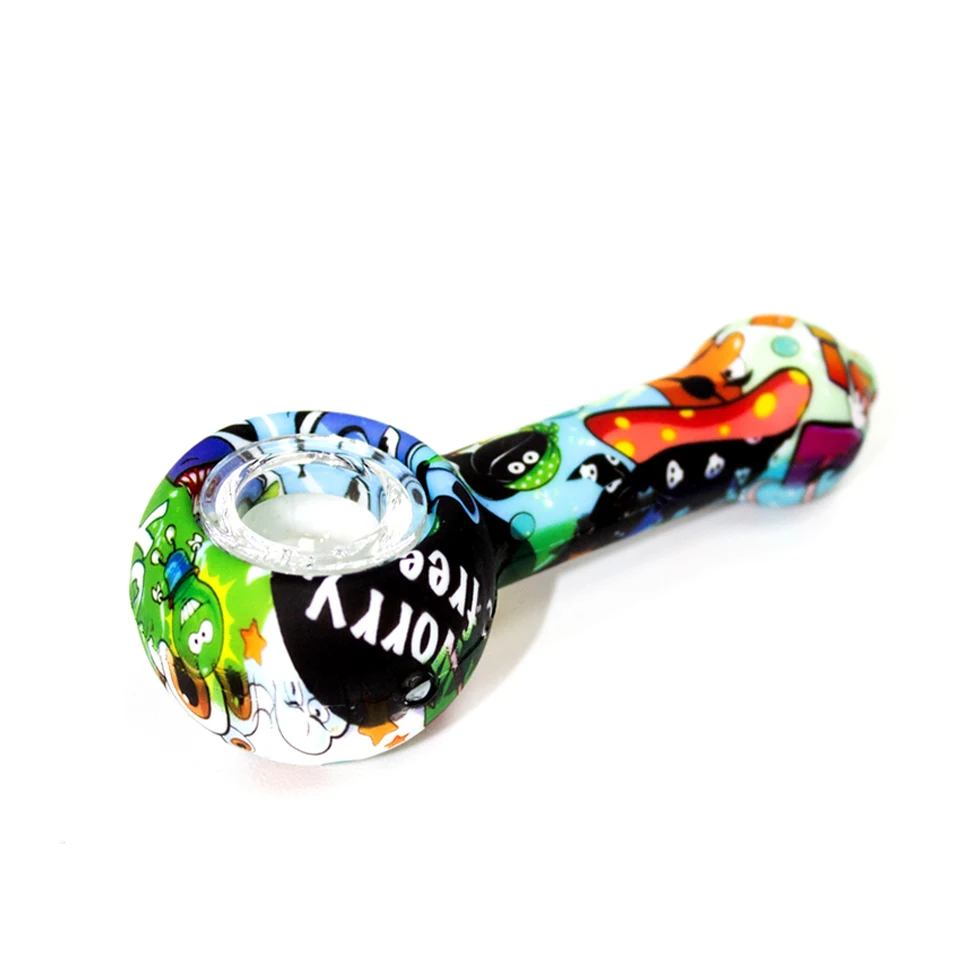 Pipa con cazoleta transparente y cuerpo decorado con dibujos multicolores, colocada en diagonal sobre fondo blanco.