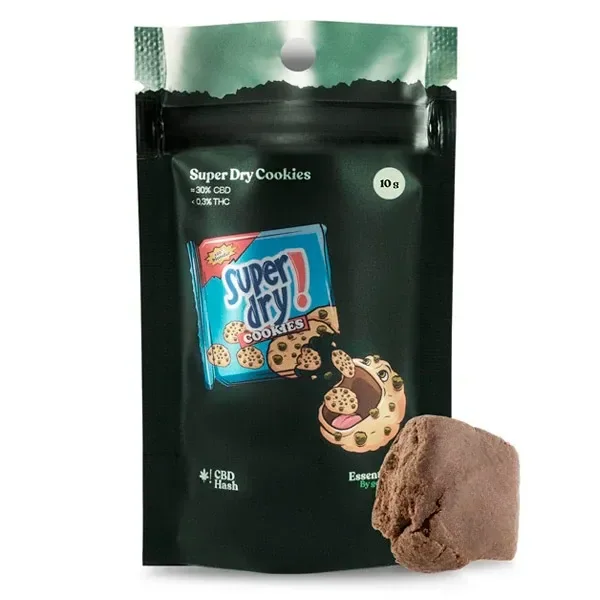 Bolsa verde oscura Super Dry Cookies con ilustraciones de galletas y una pieza marrón de hachís delante, sobre fondo blanco.