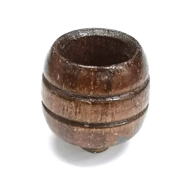 Cazoleta de madera marrón para pipas y bongs, con forma de barril, abertura superior amplia y dos surcos alrededor del cuerpo.