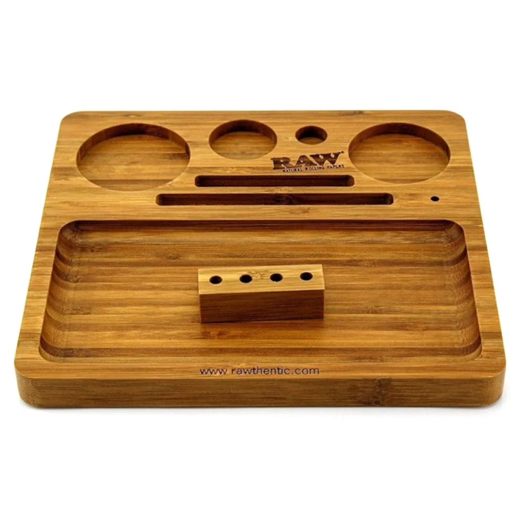 Bandeja Bamboo RAW rectangular con compartimentos circulares, ranuras y una zona amplia rebajada con un bloque de cuatro orificios.