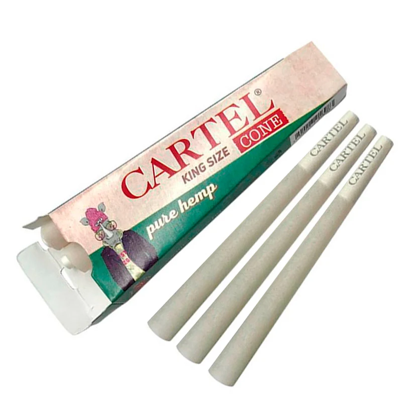 Conos Cartel Pure Hemp King Size de tono claro junto a su caja abierta, beige y verde, dispuestos en diagonal sobre fondo blanco.