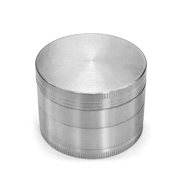 Grinder polinizador Silver cerrado, de forma cilíndrica y acabado plateado, con tapa lisa, varias secciones y bordes estriados.
