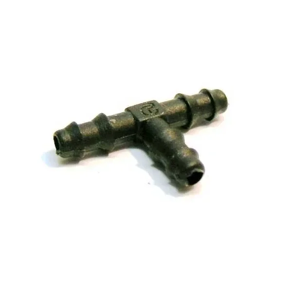 Conector oscuro en forma de T para microtubo de riego, con tres extremos estriados, aislado sobre fondo blanco. Conector oscuro en forma de T para microtubo de riego, con tres extremos estriados, aislado sobre fondo blanco.