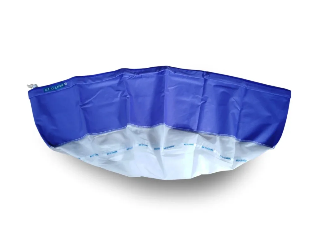 Bolsa Ice-O-Lator extendida sobre fondo blanco, con una amplia franja superior azul y una zona inferior de malla clara. Bolsa Ice-O-Lator extendida sobre fondo blanco, con una amplia franja superior azul y una zona inferior de malla clara.