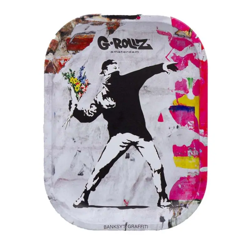 Bandeja G-Rollz Banksy Flower de bordes redondeados, con una figura lanzando un ramo sobre un fondo de grafiti multicolor.
