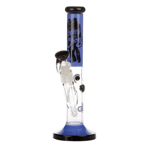Bong Cheech & Chong de cuerpo transparente, tubo azul con siluetas negras, cazoleta lateral y base circular con borde negro.