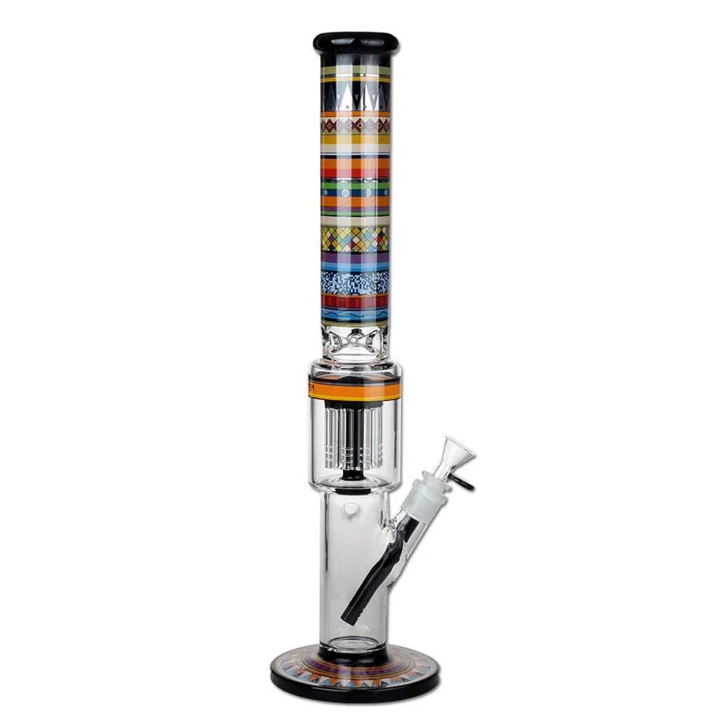 Bong de cristal transparente con tubo alto decorado con franjas multicolores, percolador, cazoleta lateral y base circular con borde negro.