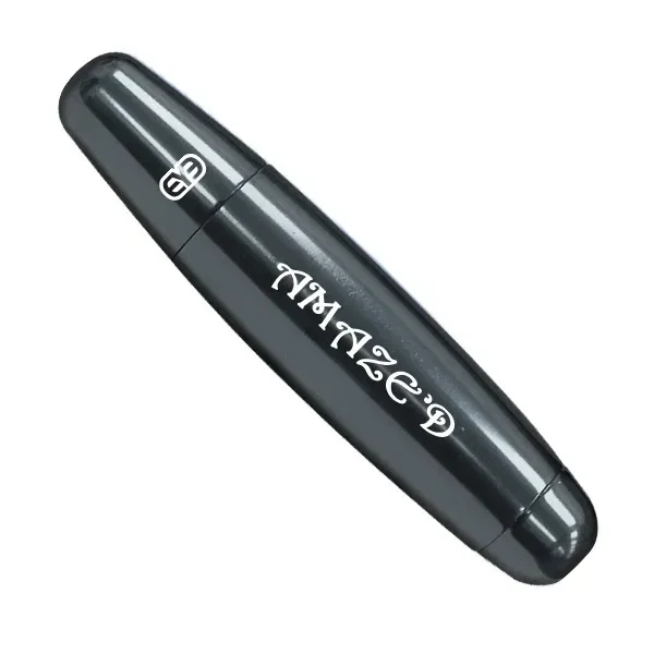 Pipa Amazed Gunmetal de cuerpo alargado gris oscuro, con extremos redondeados y nombre blanco, dispuesta en diagonal sobre fondo blanco.