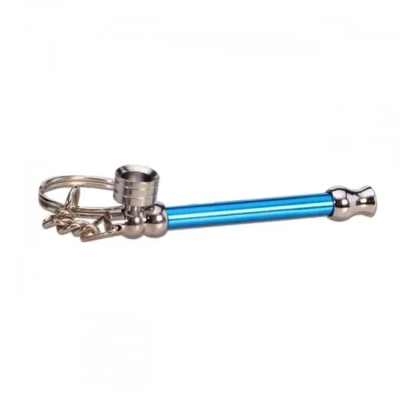 Pipa metálica de llavero con tubo azul, cazoleta plateada y anilla con cadena, sobre fondo blanco.
