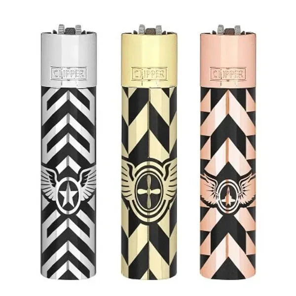 Selección de mecheros Clipper Metal en tonos plateado, dorado y cobrizo, con motivos geométricos negros y emblemas alados.