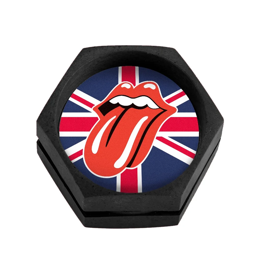 Grinder negro de contorno hexagonal, cerrado, con una lengua roja sobre la bandera británica en el centro, sobre fondo blanco.