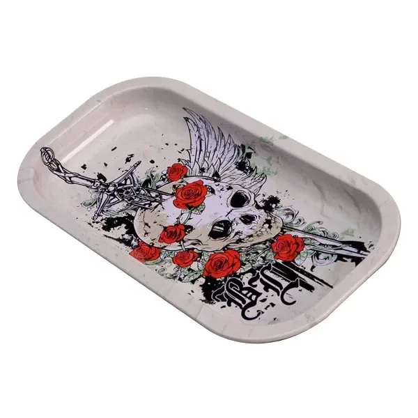 Bandeja rectangular de bordes elevados, vista en diagonal, con una calavera, rosas rojas, alas y motivos negros sobre fondo claro.