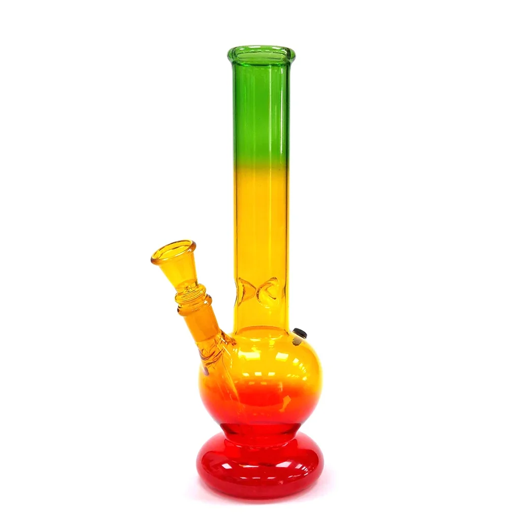 Bong Cristal Ice Rasta con tubo recto verde y amarillo, cámara esférica, base roja y cazoleta lateral inclinada sobre fondo blanco.