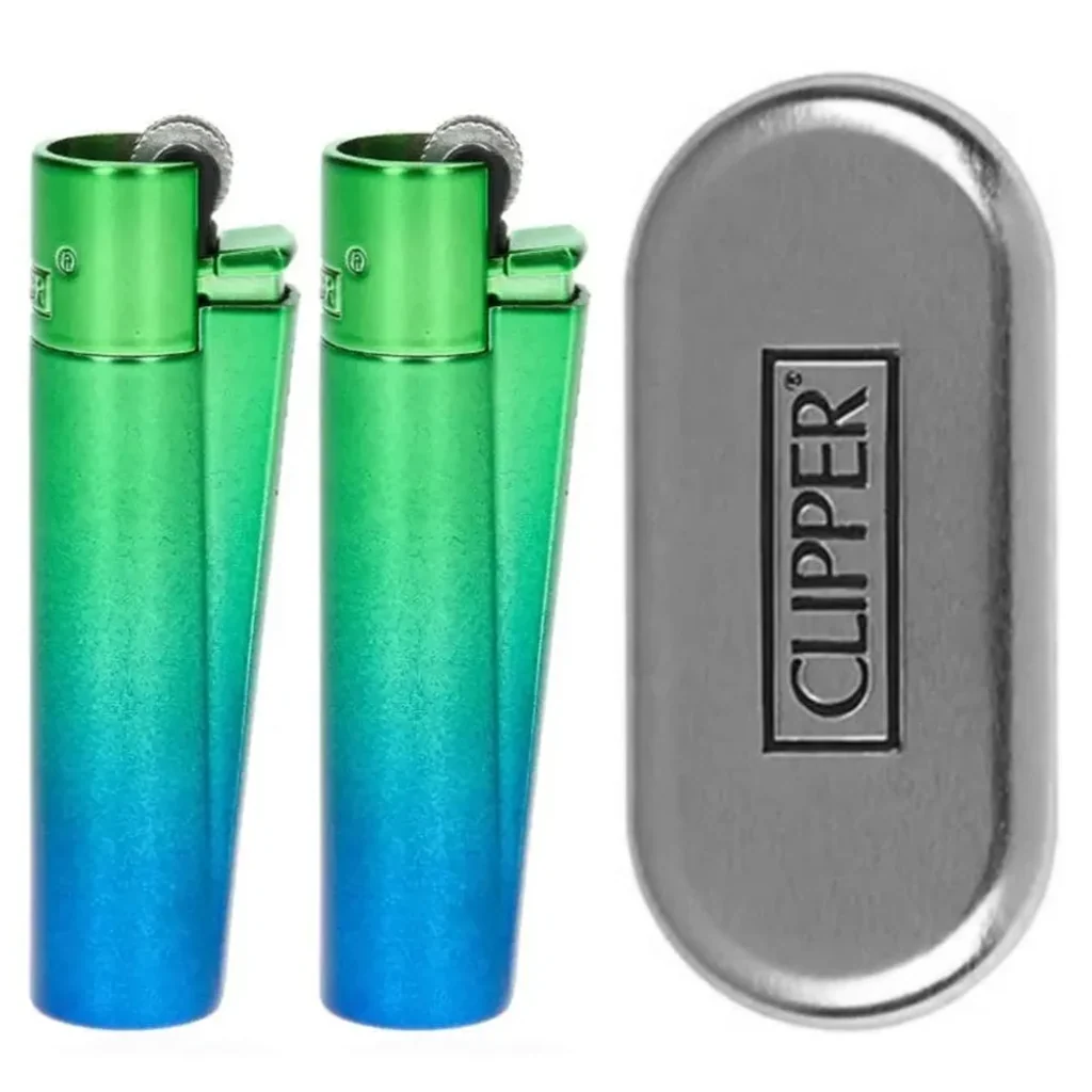 Mecheros Clipper Metal Classic con degradado de verde a azul, junto a un estuche plateado con el logotipo Clipper.