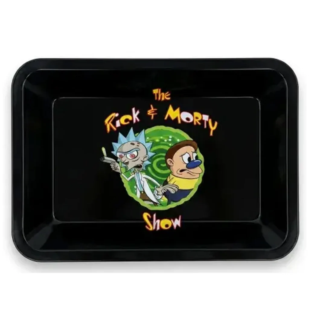 Bandeja negra rectangular con bordes elevados, dibujos de Rick y Morty ante un portal verde y el texto «The Rick & Morty Show».