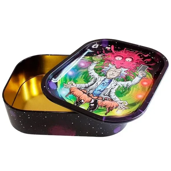 Caja metálica abierta de interior dorado, con bandeja superpuesta decorada con un personaje de bata blanca y motivos espaciales de colores.
