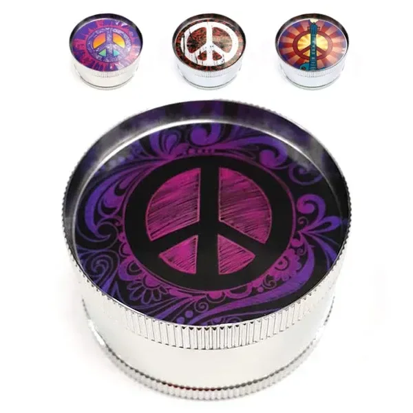 Grinder Peace plateado con símbolo de la paz negro sobre fondo morado y motivos florales; arriba aparecen otros diseños de tapa.