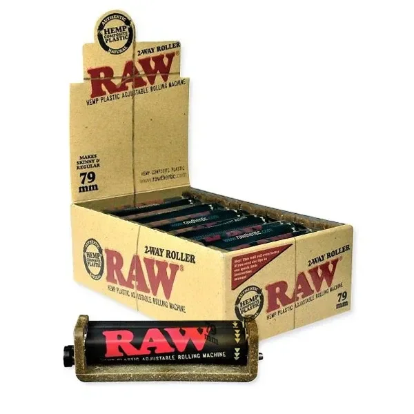 Liadora RAW Ecoplastic de 79 mm con rodillo negro y logotipo rojo, delante de una caja expositora con varias unidades.