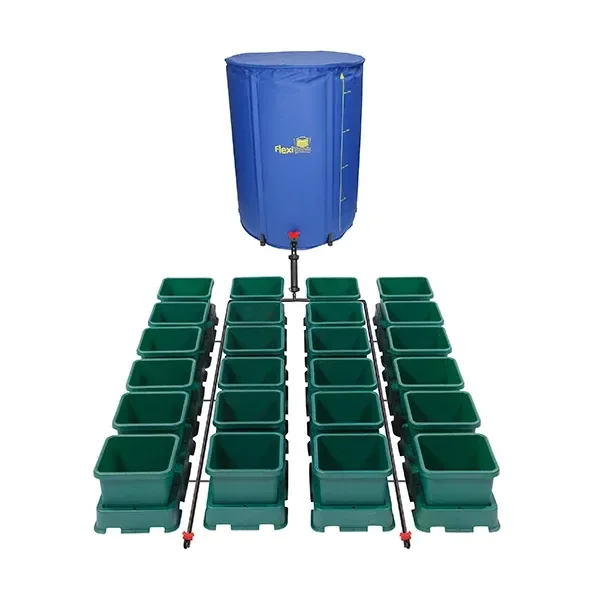 Sistema Easy2grow con 24 macetas verdes en cuatro filas, tuberías de conexión y depósito cilíndrico azul al fondo.