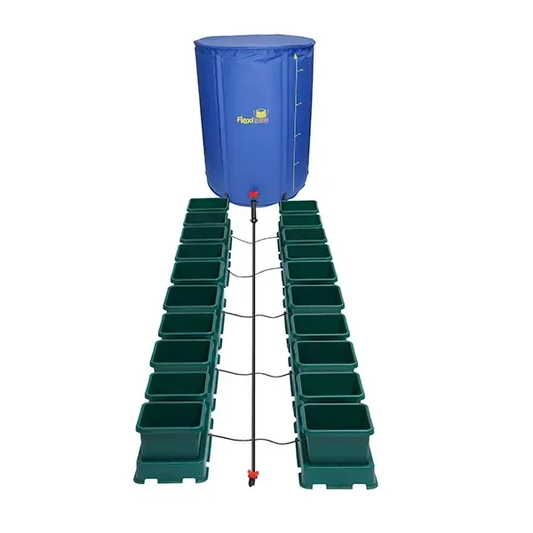 Sistema AutoPot Easy2grow XL con depósito azul y macetas verdes sobre bandejas, dispuestas en filas y conectadas mediante tubos.