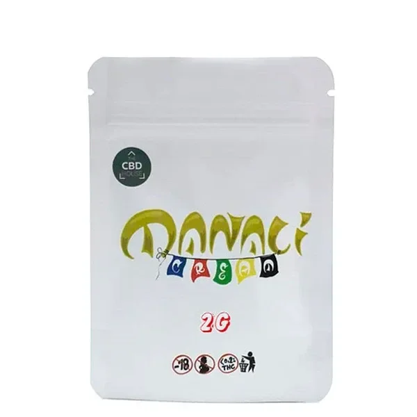 Bolsa blanca resellable de CBD House Manali Cream, con letras doradas, banderines de colores y la indicación de 2 g.