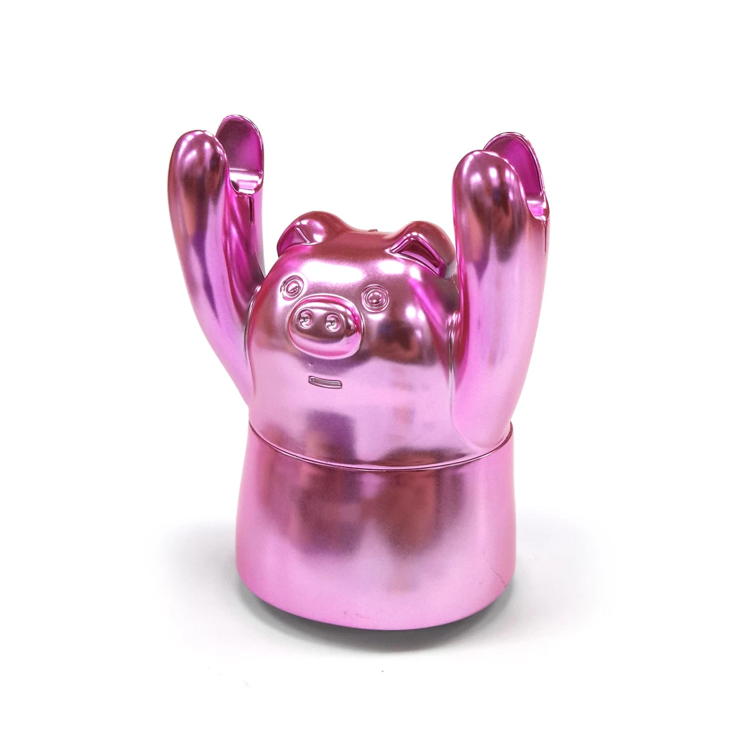 Grinder Pink Pig de acabado rosa brillante, con cara de cerdito y dos brazos elevados sobre una base cilíndrica.