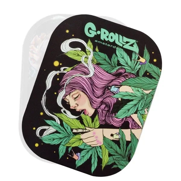 Tapa imantada G-Rollz Collosal Dream con ilustración de mujer de pelo morado entre hojas verdes y volutas blancas sobre fondo negro.