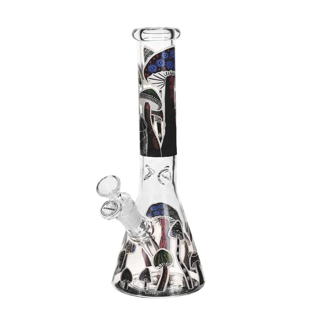 Bong de cristal transparente con base cónica, tubo alto, cazoleta lateral y dibujos de setas de colores sobre fondo blanco.