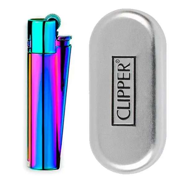 Mechero Clipper de acabado multicolor iridiscente junto a un estuche plateado de bordes redondeados con el logotipo grabado.