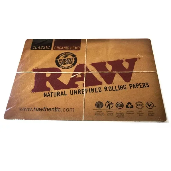 Alfombrilla de ratón RAW rectangular, en tonos marrones, con el logotipo grande y un diseño de envoltorio cruzado por cordeles.