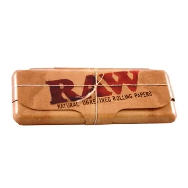 Cajita metálica RAW para papel de fumar, de color marrón, con logotipo rojo y diseño de cordel cruzado sobre la tapa cerrada.