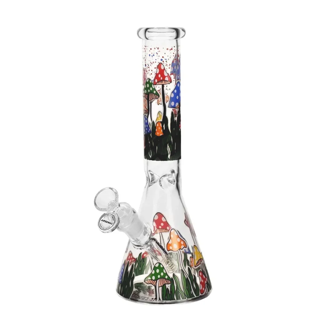 Bong transparente con base cónica, tubo largo decorado con setas de colores y cazoleta lateral sobre fondo blanco.