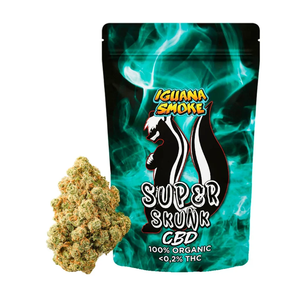 Bolsa de Iguana Smoke Super Skunk CBD con diseño de humo turquesa y una mofeta, junto a un cogollo sobre fondo blanco.