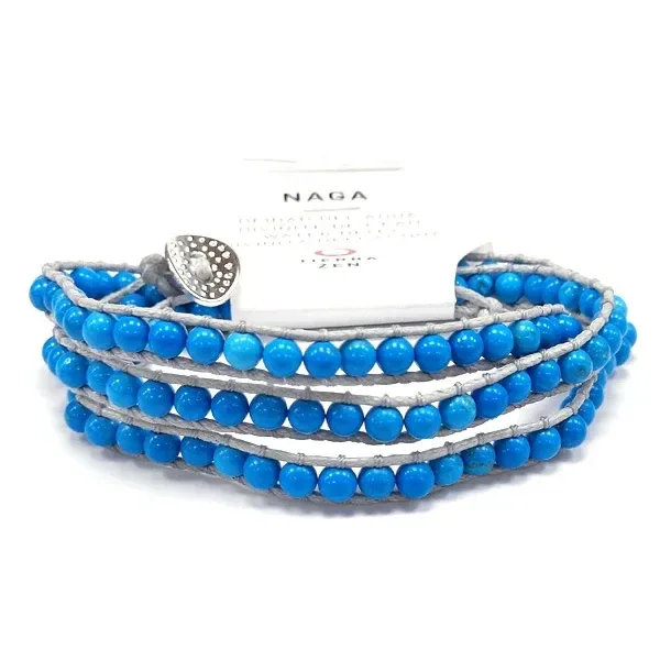 Pulsera Naga de varias vueltas con cuentas azul turquesa, cordones grises y cierre circular plateado sobre fondo blanco. Pulsera Naga de varias vueltas con cuentas azul turquesa, cordones grises y cierre circular plateado sobre fondo blanco.