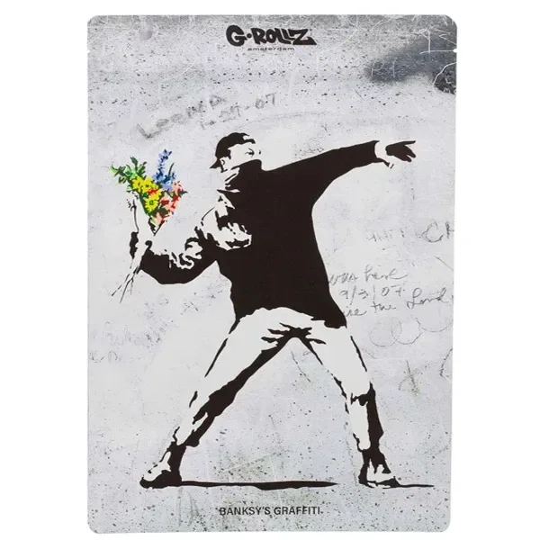 Bolsa G-Rollz con el diseño Flower Thrower de Banksy: figura en blanco y negro lanzando un ramo de flores de colores.