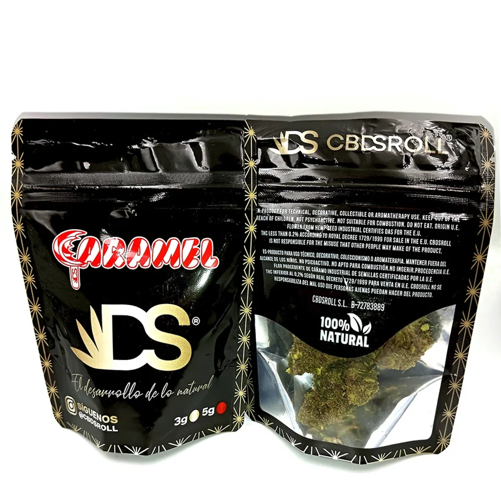Envase negro de cáñamo CBDSROLL Caramel mostrado por delante y detrás, con letras rojas y ventana transparente que deja ver los cogollos.