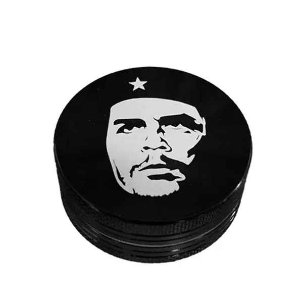 Grinder negro redondo con retrato blanco del Che Guevara y una estrella en la tapa, visto en perspectiva sobre fondo blanco.