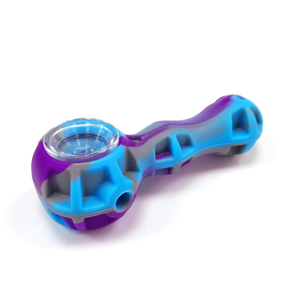 Pipa de silicona azul, morada y gris, con cazoleta de vidrio transparente y abertura lateral, vista en diagonal sobre fondo blanco.