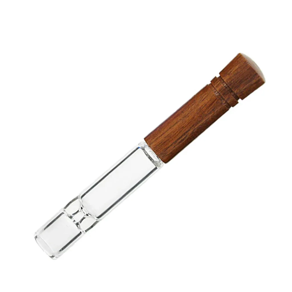 Pipa de cristal transparente y madera marrón, colocada en diagonal sobre fondo blanco, con cuerpo tubular y extremo de madera estriado.