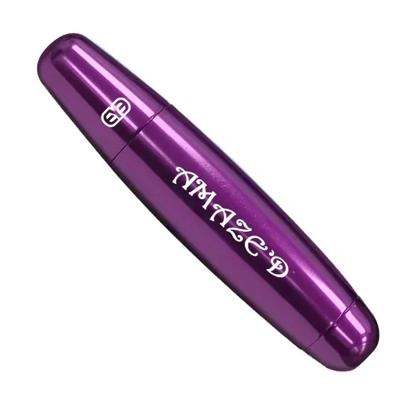 Pipa Amazed Purple Red Eye de cuerpo alargado y acabado morado brillante, colocada en diagonal con el nombre en blanco.