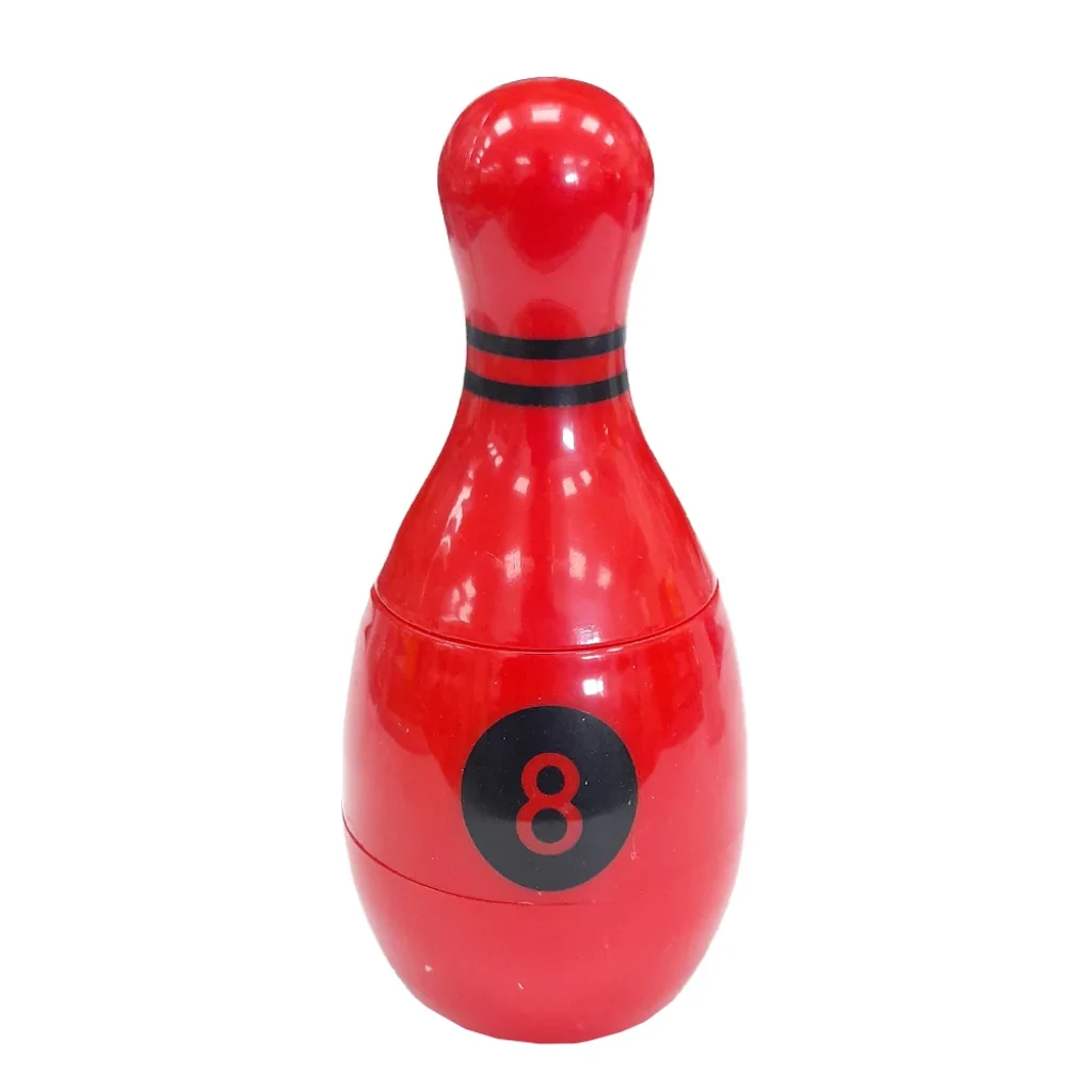 Grinder con forma de bolo rojo brillante, franjas negras en el cuello y un círculo negro con el número 8 en el cuerpo.