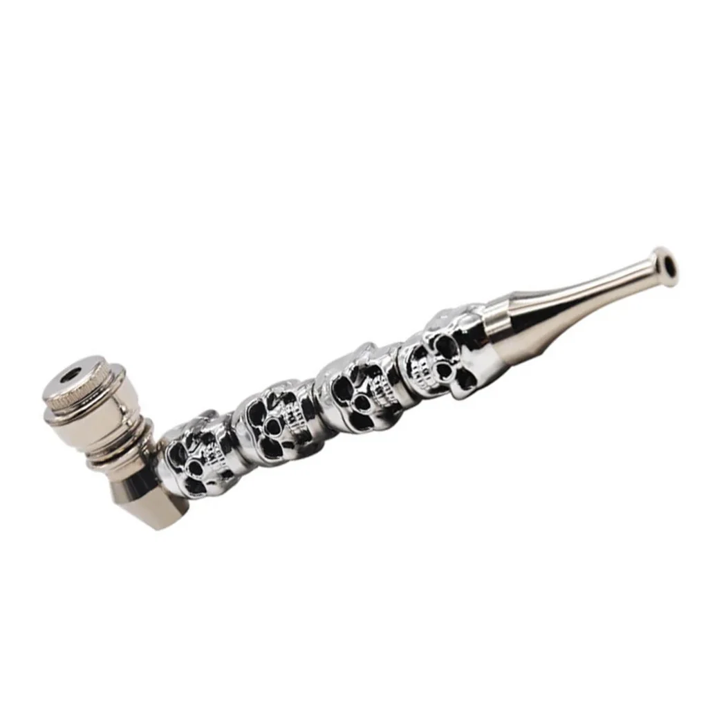 Pipa plateada Skulls Silver en diagonal sobre fondo blanco, con cazoleta con tapa, calaveras en relieve y boquilla alargada.